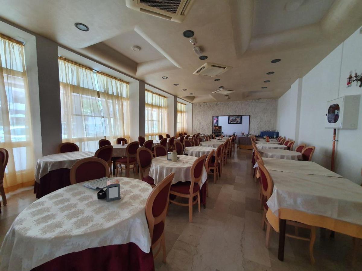 Hotel Moresco - Piscina Beach Village Riccione Esterno foto