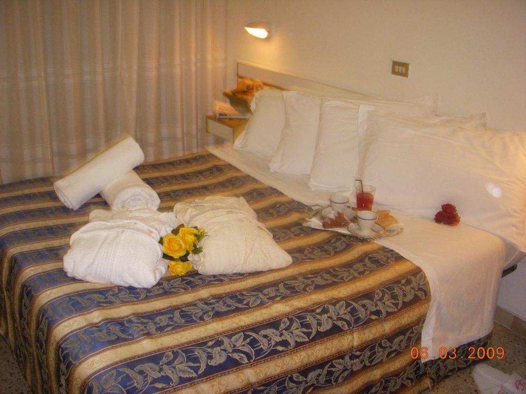 Hotel Moresco - Piscina Beach Village Riccione Camera foto